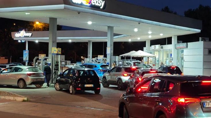 Benzina esaurita, scaffali vuoti: da ex Ilva agli autotrasportatori, Puglia in coda per le proteste