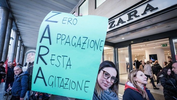 Nel Black Friday la protesta dei lavoratori di Zara: "Vogliamo l'aumento"