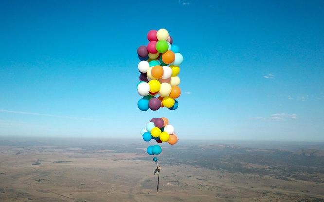 Come in Up!: vola per 25 km con 100 pallocini e una sedia