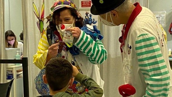 Covid, nuovo picco di contagi in Er. A Parma "festa" all'hub per il vaccino dei bambini