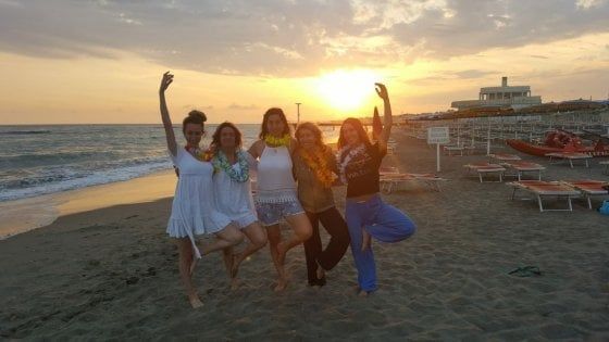 Yoga in riva al mare, il "saluto al sole" di Irene Shanti Alesini 