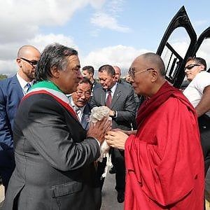Il Dalai Lama è arrivato a Palermo. Domani mattina la conferenza al Massimo