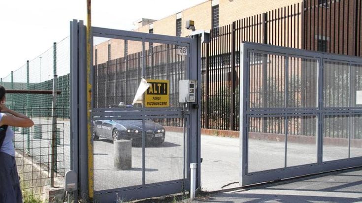 Bergamo, il cappellano don Tengattini sospeso per aver portato fuori dal carcere 3 lettere: “Una leggerezza”. La protesta dei detenuti