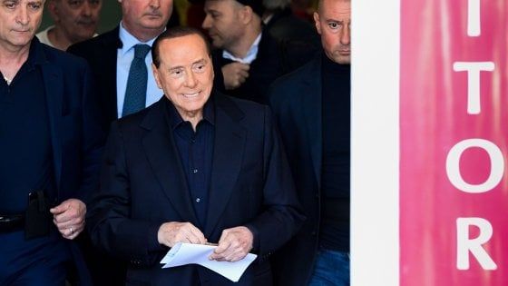 Silvio Berlusconi lascia il San Raffaele: "Temevo di essere arrivato alla fine del girone, ma eccomi qui"