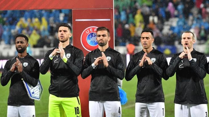 Israele, l’omaggio dei calciatori della nazionale prima della partita in Kosovo: “Il nostro cuore tornerà intero quando Hamas libererà gli ostaggi”