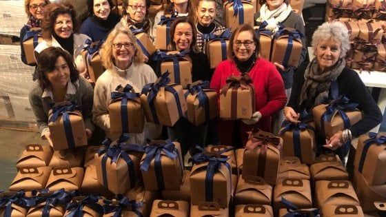Natale, settemila panettoni solidali confezionati da 20 volontarie di Firenze