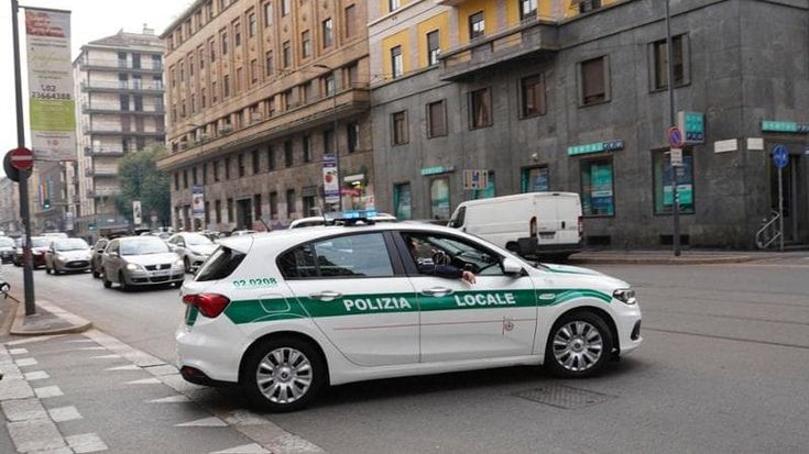 Violenta ragazzo di 14 anni a cui dà lezioni in casa: fotografo ai domiciliari