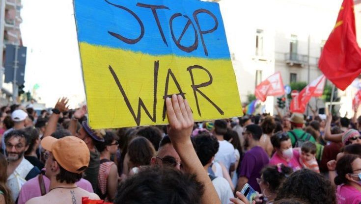 Bari, in piazza per l'Ucraina: a un anno dall'inizio della guerra due manifestazioni per la pace 