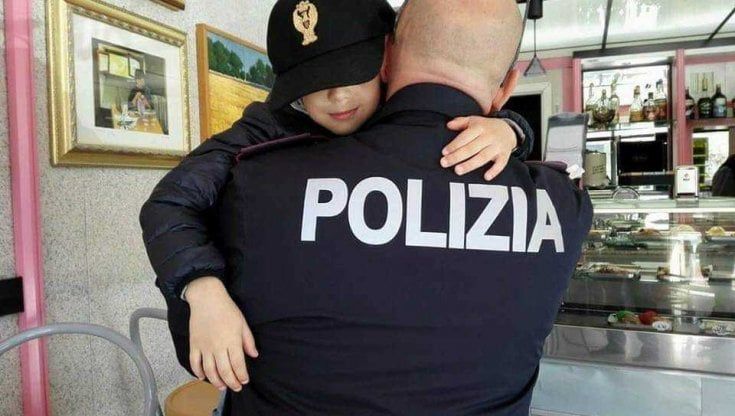 Bambina riconosce dopo due anni il poliziotto che ha salvato lei e la madre da un uomo violento: l'abbraccio è tenerissimo