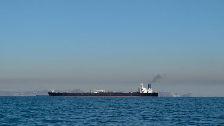 Petrolio in tensione: il rischio Hormuz riporta il Brent sopra 80 dollari