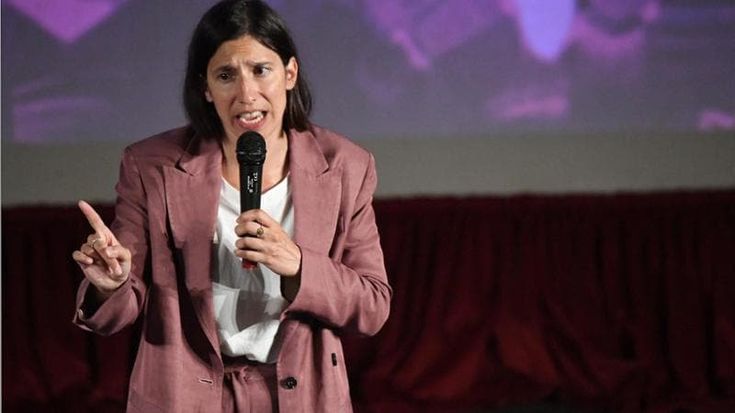 Caso De Angelis, stretta sulla propaganda fascista. Ecco cosa prevede la legge che Schlein ora vuole portare in Aula