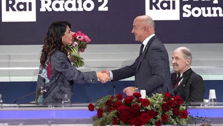 Sanremo, Geppi Cucciari riceve i fiori dal sindaco: "Raccomandata da chi? Dal buon senso"