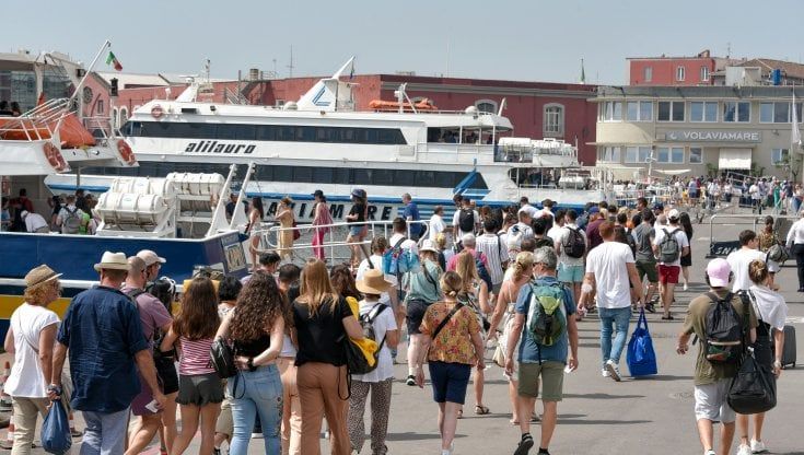  Porto di Napoli, ressa e malori: arrivano i carabinieri 