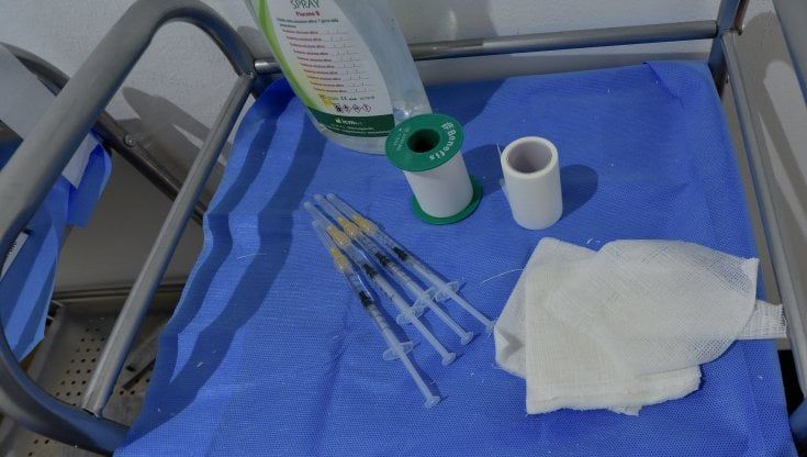 Vaccini a familiari,  15 avvisi di garanzia a medici e infermieri