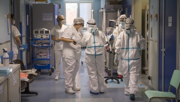 Coronavirus, altri 4 morti e 15 ricoverati: ma grazie al vaccino impatto ridotto di dieci volte rispetto al 2020