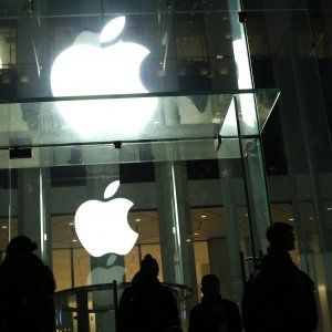 Scontro-privacy sul caso del terrorista. Google, Facebook, Twitter e Whatsapp appoggiano Apple nella disputa con l'Fbi 
