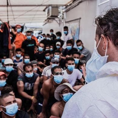La paura del virus sulla nave dei migranti: “Tamponi a bordo”