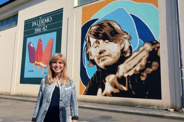 Palermo, un murales, una targa e una piazza dedicati al cantautore De Andrè
