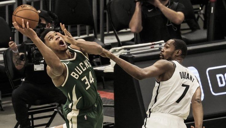 Basket Nba: Milwaukee batte Brooklyn, Philadelphia si riprende la vetta