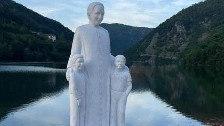 Lucca, nuova statua dedicata a don Milani: via la frase anticomunista dopo le polemiche