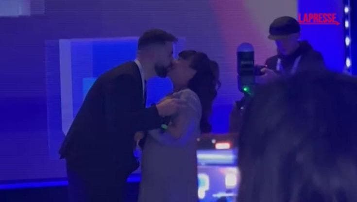 La proposta di matrimonio a Casa Sanremo, lui si inginocchia durante la pubblicità