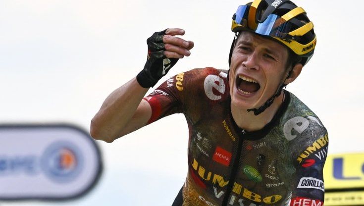 Tour, Pogacar a picco sulle Alpi: Vingegaard vince la tappa e conquista la maglia gialla
