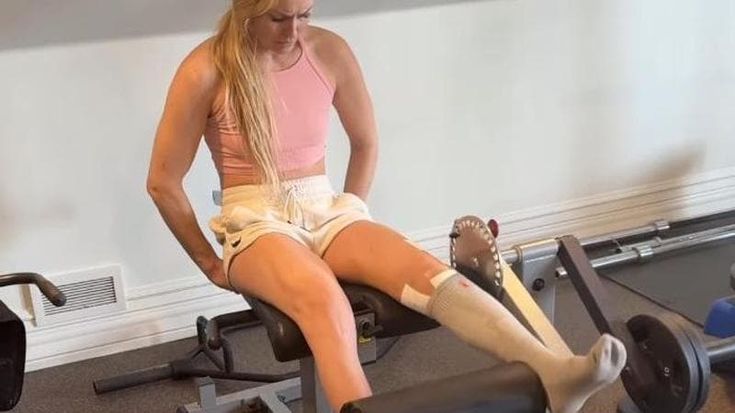 Lindsey Vonn già si allena: i cerotti sulla gamba e la foto in piedi senza sedia a rotelle