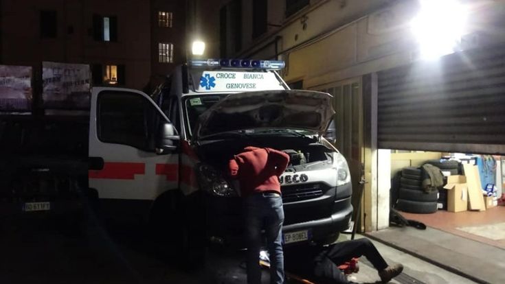 Genova, l’angelo notturno che ripara le ambulanze per il trasporto Covid