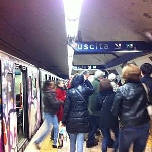Trasporti, ancora rallentamenti su metrò e sulla linea Roma-Lido. La rabbia dei pendolari sui social