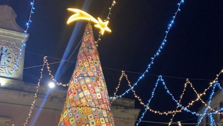 L'albero in piazza è all'uncinetto: tremila pezzi ricamati dalle nonne di San Pietro Vernotico