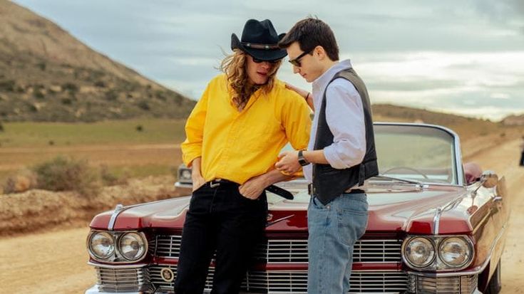 883, la saga continua. Tornano gli anni 90 tra lustrini e karaoke