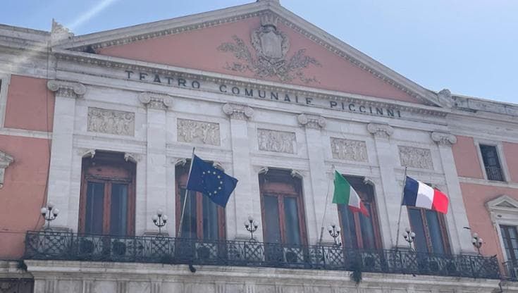 La bandiera della Francia sventola a Palazzo di Città, anche Bari celebra il 14 luglio