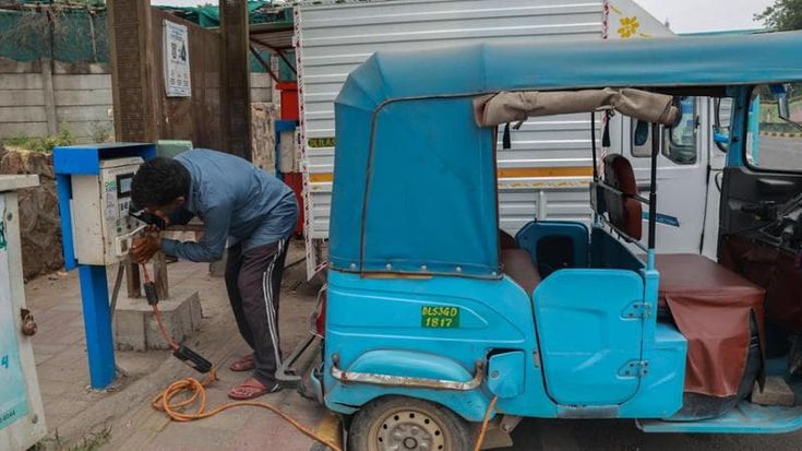 L’India soffocata da Hormuz: ristoranti chiusi e file dai benzinai, Modi dichiara l’austerity