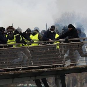 Gilet gialli: il pugile che ha picchiato un gendarme si è consegnato alla polizia 