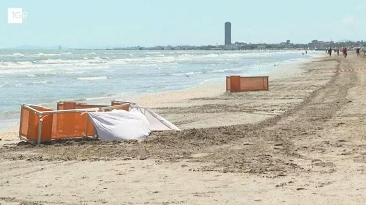 Cervia, l’autista della ruspa denunciato e rilasciato: “La tragedia era evitabile”