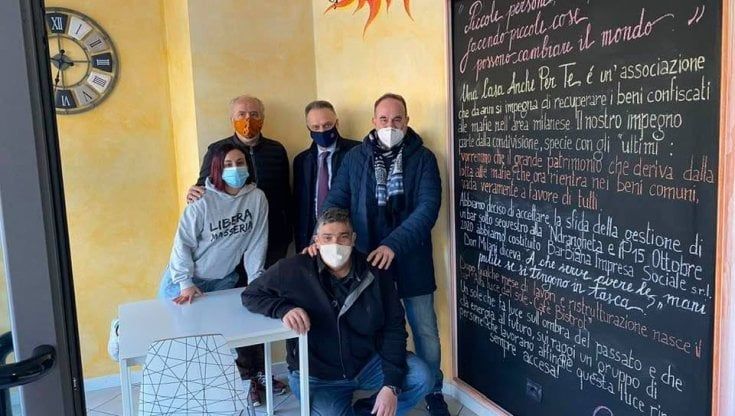 "Alla luce del sole": a Garbagnate un bar sequestrato alla 'ndrangheta gestito dai ragazzi di don Mapelli: "Creiamo anticorpi alla criminalità"