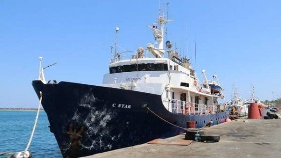 In avaria la 'nave nera' anti-migranti degli estremisti di destra: soccorsa da una Ong rifiuta l'aiuto