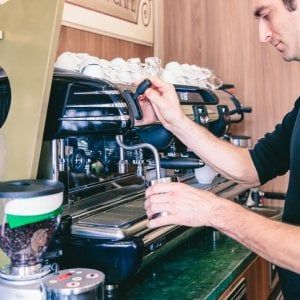 Oltre 5 milioni di italiani fanno colazione al bar. E il caffè resiste: costa ancora 1 euro