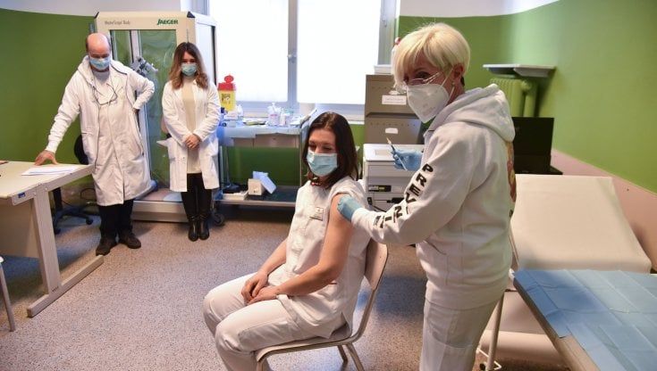 Coronavirus, Carlo La Vecchia: “I contagi reali sono il doppio, ecco perché ancora tanti morti”