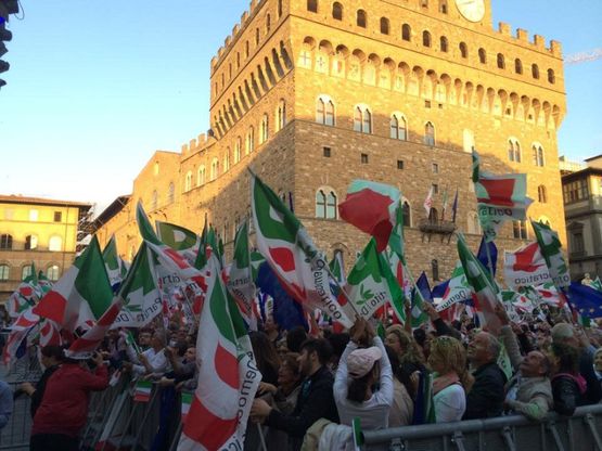 Bandiere Pd e tricolori, Piazza della Signoria aspetta Renzi