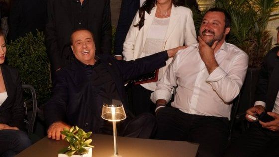 Trieste, l'abbraccio tra Berlusconi e Salvini solo a fine campagna elettorale