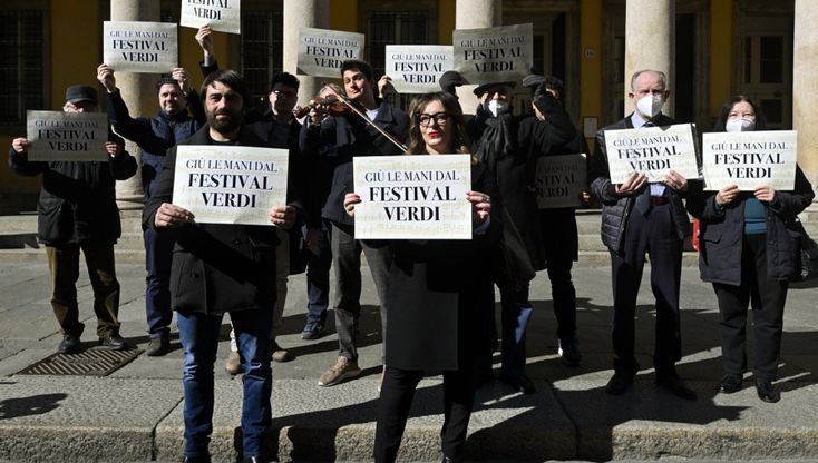 "Giù le mani dal Regio": la Lega manifesta davanti al teatro 