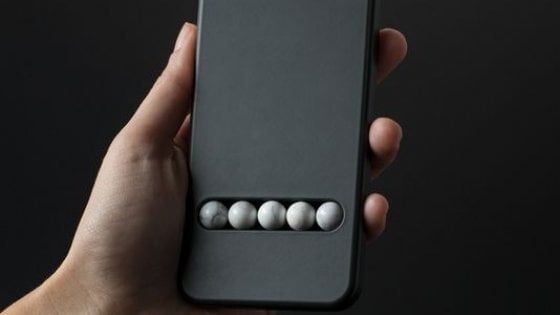 Sei smartphone-dipendente? Ora c'è il Substitute phone