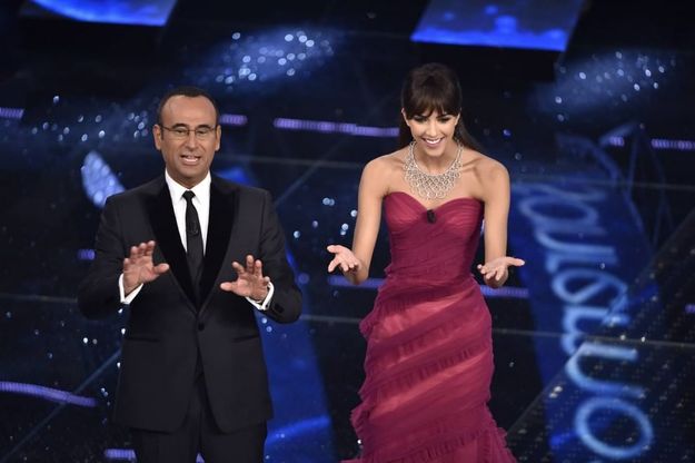 Rocio con la frangetta, Arisa con l'aquila di paillettes e Emma con tacchi d'argento