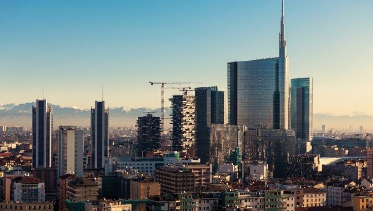 Gli investitori stranieri puntano sull'Italia, ma tasse e burocrazia ostacolano la crescita
