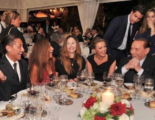 Si rivede Noemi Letizia, a tavola, col marito, Silvio Berlusconi e Francesca Pascale