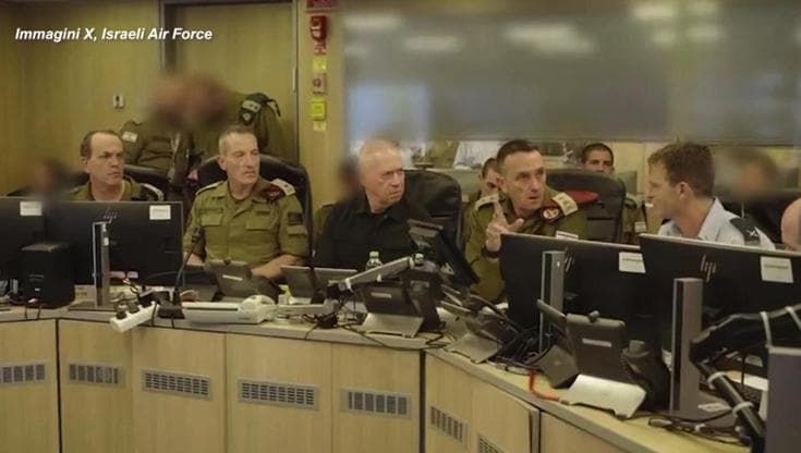 Nasrallah, raid a Beirut: le immagini della sala comando israeliana durante l'attacco