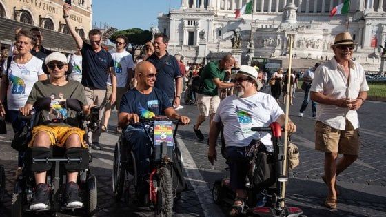Roma, ai Fori sfila il Disability Pride: "Chiediamo rispetto e diritti"