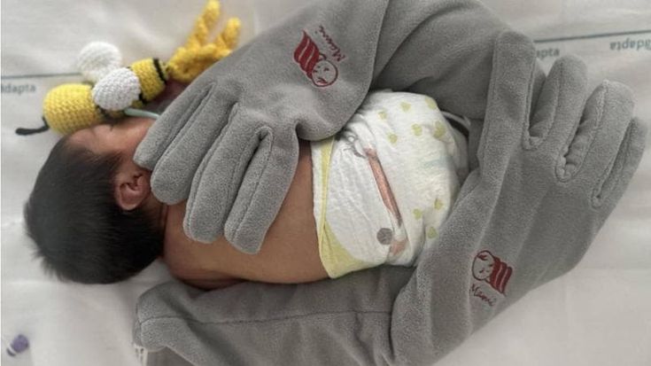 I guanti “Mami” abbracciano i neonati prematuri all’ospedale San Giovanni di Roma