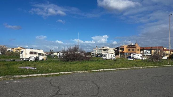 Villaggio della solidarietà a Ostia, la Lega occupa l’Aula: “Basta portare la feccia sul territorio”